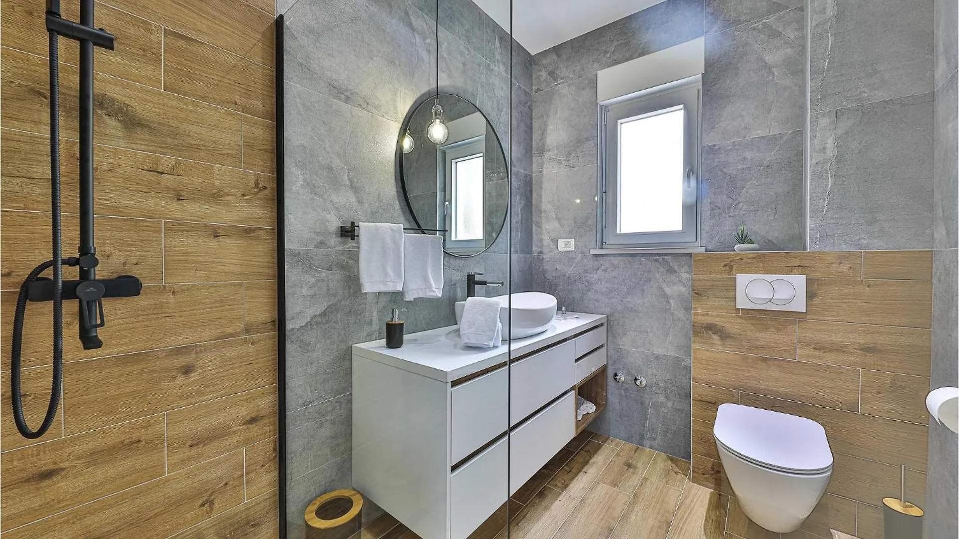 Amazing Home In Seget Donji With Jacuzzi Trogir Holiday home