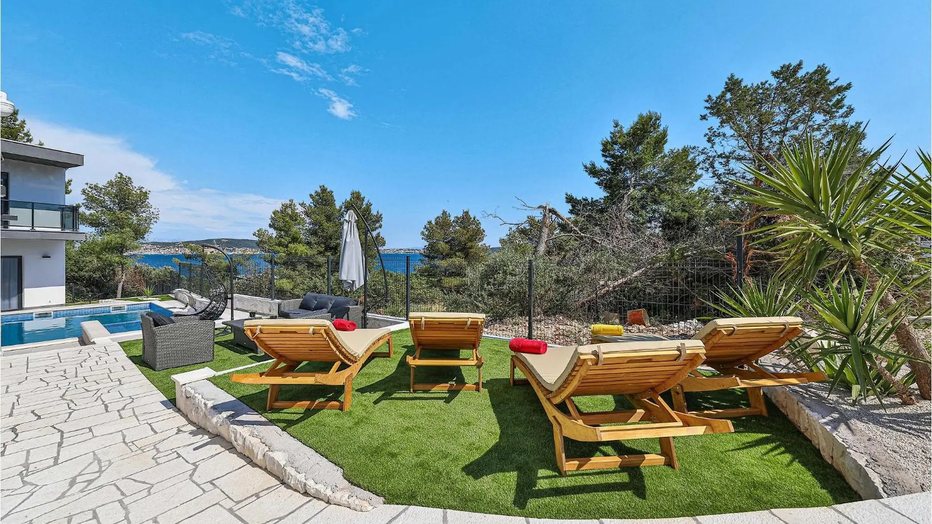 Amazing Home In Seget Donji With Jacuzzi Trogir